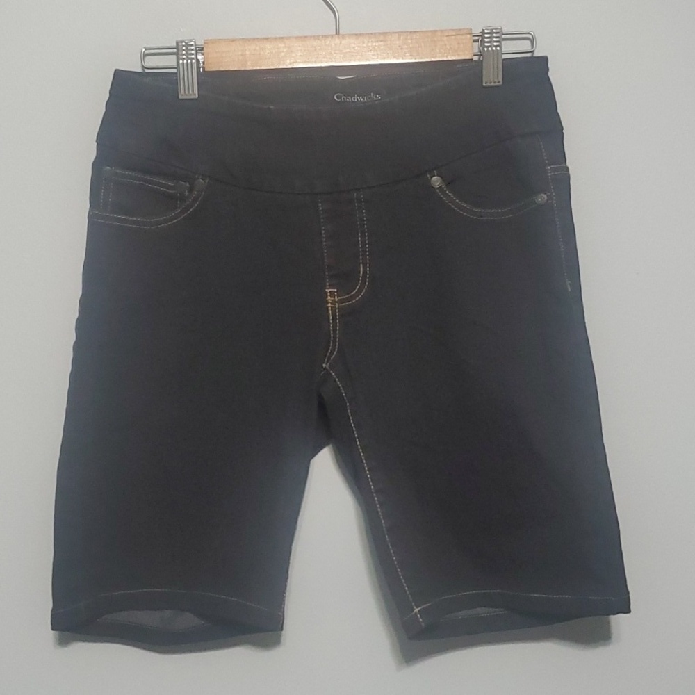 Chadwicks shorts women’s size 6 Bermuda length black demin pull-on elastic